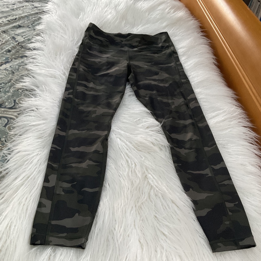 Athleta Ultimate camo 7/8 tights